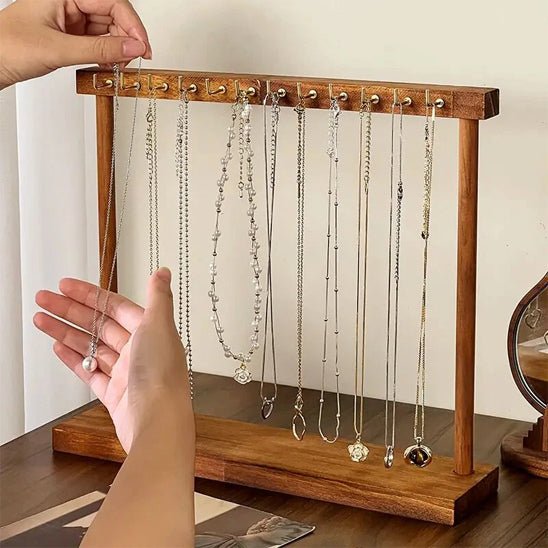 boite bijoux en bois organisateur avec des chaines et main qui choisi