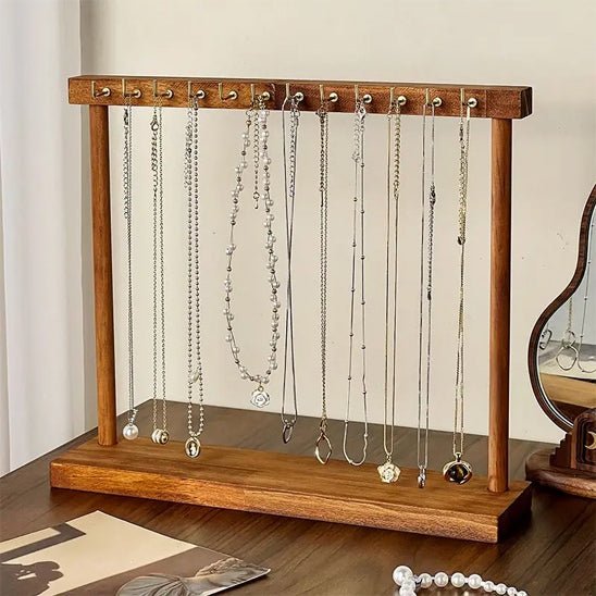 boite bijoux en bois organisateur avec des chaines sur table