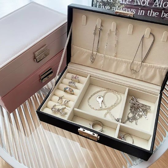 boite a bijoux luxebox noir avec colliers