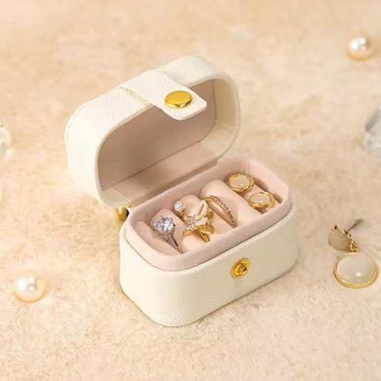 boite a bijoux velours blanc avec bagues