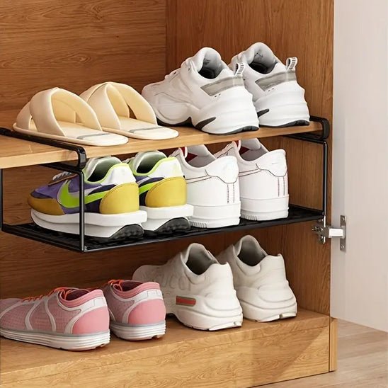 rangement chaussures armadio avec deux paires chaussures et autres chaussures