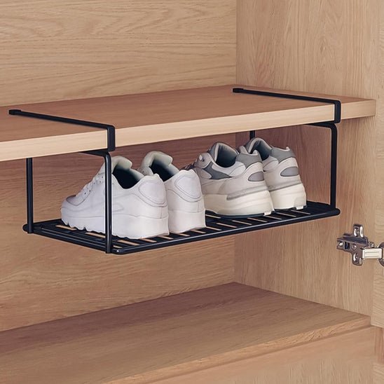 rangement chaussures armadio avec deux paires chaussures