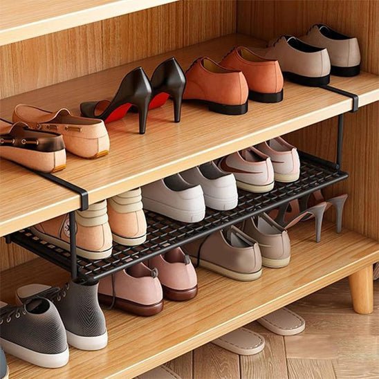 rangement chaussures armadio avec trois paires chaussures et autres chaussures