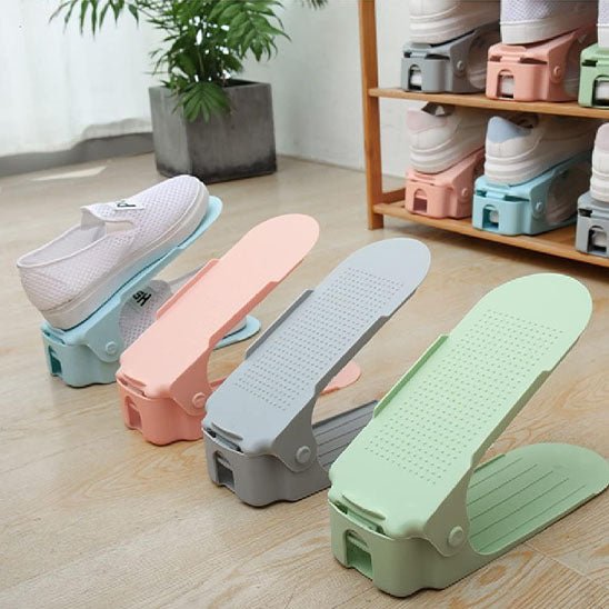 rangement chaussures differentes couleurs au sol