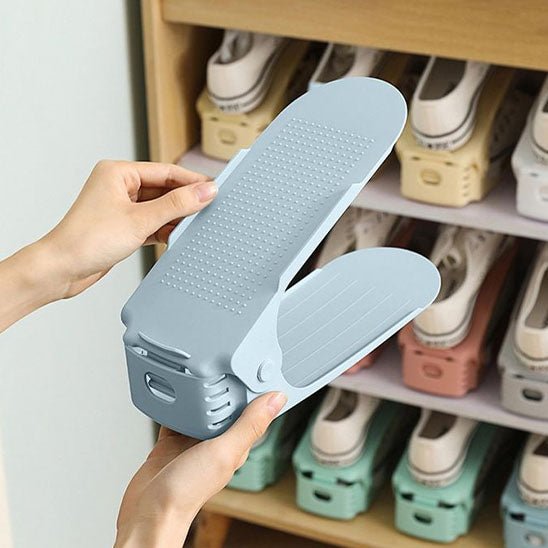 rangement chaussures main qui montre