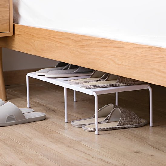 rangement chaussures plastique blanc avec quatre paires chaussures tout sous lit