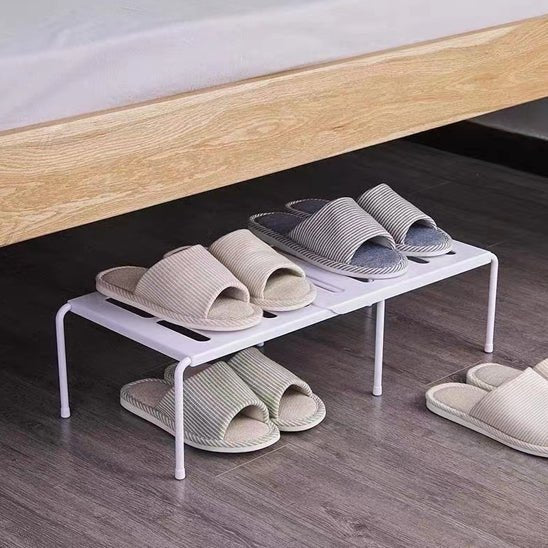 rangement chaussures plastique blanc avec quatre paires chaussures