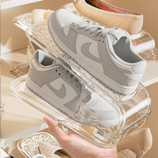 rangement chaussures transparent avec paire chaussures blanc gris