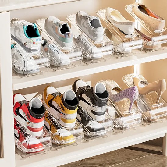 rangement chaussures transparent avec dix paires chaussures