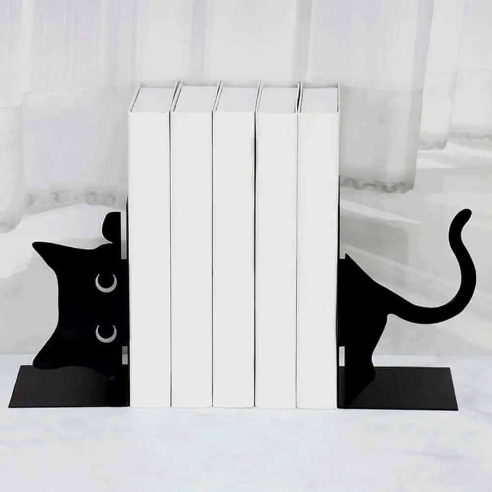 serres livres chat avec cinq livres bien ranges