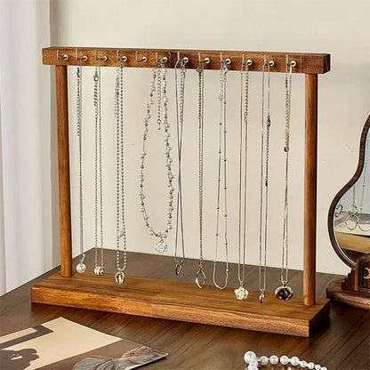 boite bijoux en bois organisateur avec des chaines sur table