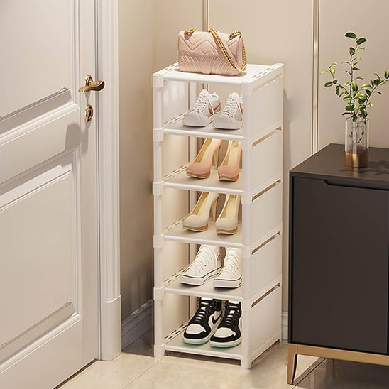 etagere chaussure blanc six couches avec cinq chaussures et sac main