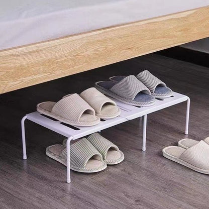 rangement chaussures plastique blanc avec quatre paires chaussures