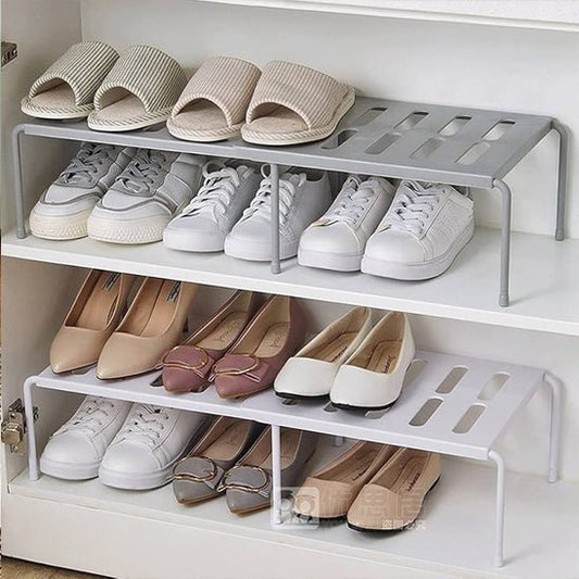 rangement chaussures plastique gris et blanc avec onze paires chaussures