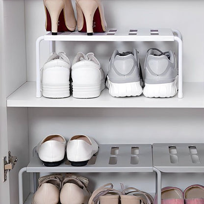 rangement chaussures plastique gris et blanc avec sept paires chaussures