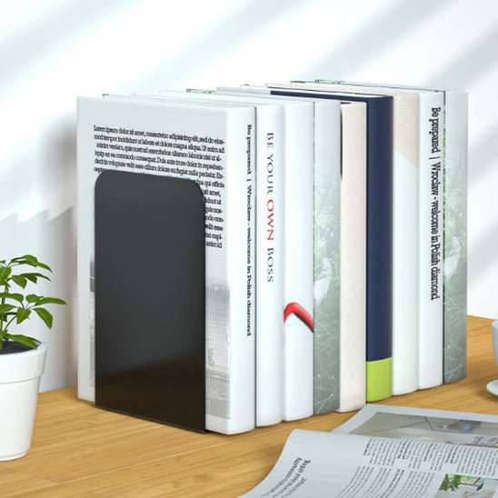 serre livre metal noir avec neuf livres