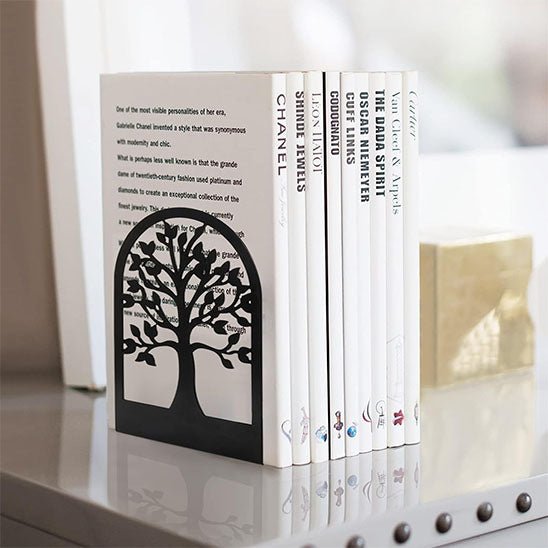 serre livre natura contenant neuf livres tout sur table