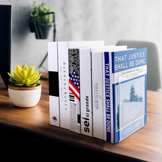 serre livre transparent avec six livres et plante