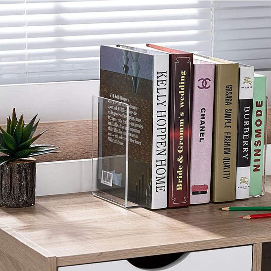 serre livre transparent contenant six livres