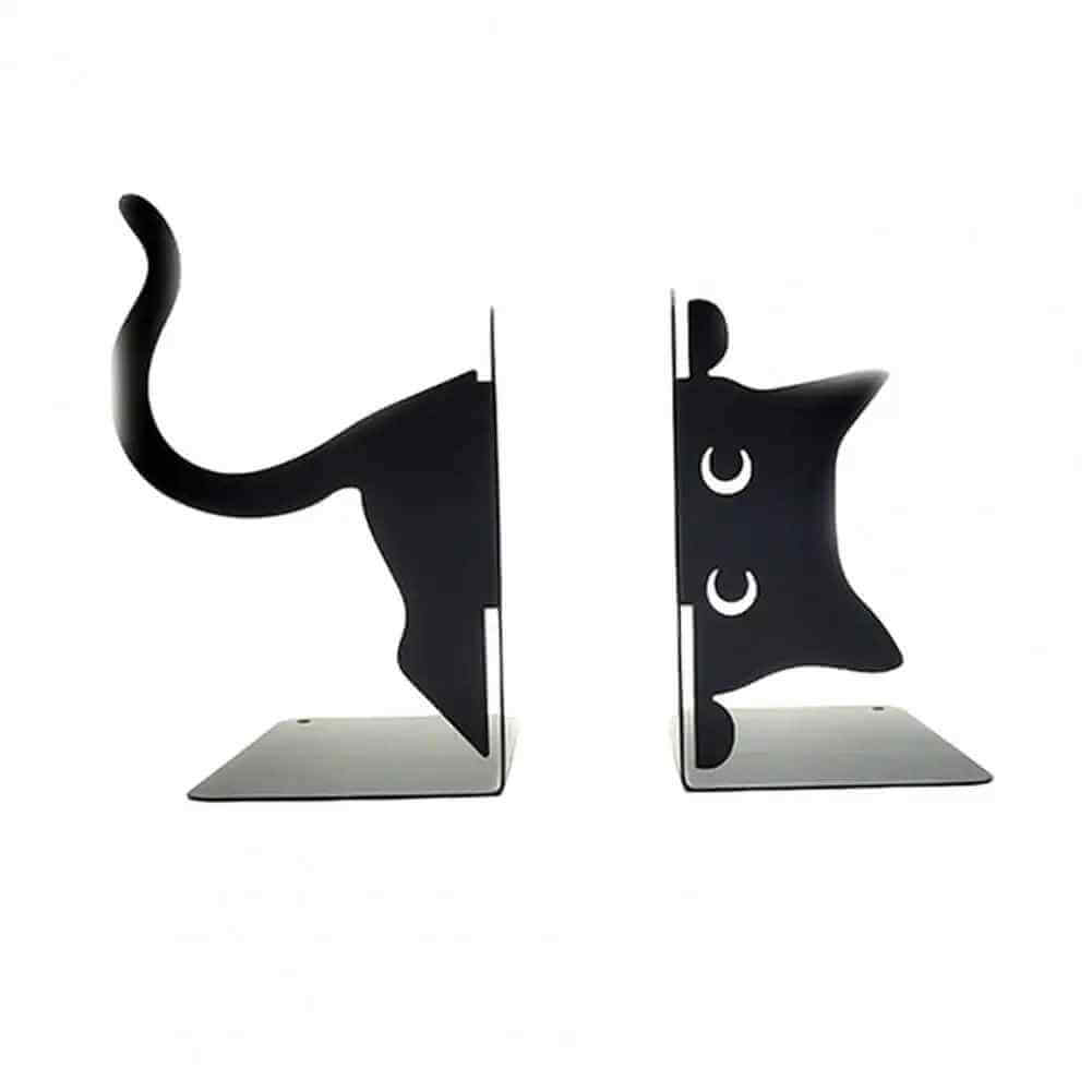 serres livres chat sur fond blanc